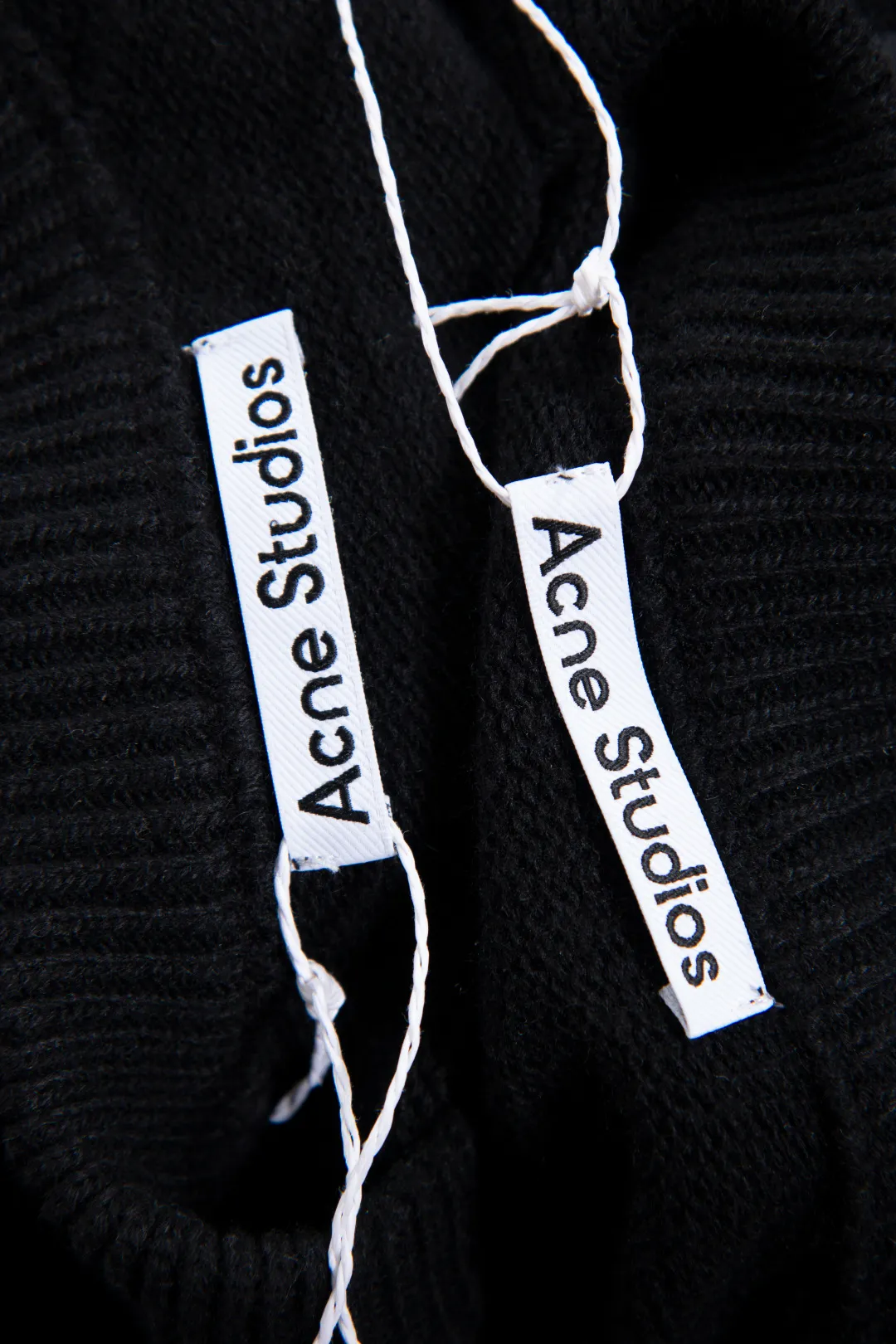 160 Acne Studios' minimalist design has become a new Nordic myth through artistic precipitation and sublimation. The typical cold style design has made fashion people who pursue low-key luxury become his loyal fans. Color: Black ACNE back sweater Fabric: 50% wool knitted fabric is thick and delicate, soft and skin-friendly, with good warmth retention. It can be worn alone or layered in autumn and winter with enough texture. Craftsmanship: The letters on the back are distressed and destroyed. The edges of the letters have a sense of wear. They are not ordinary flat printing. Details: All accessories are customized. The level of fineness can be compared with domestic. Cross-border special Size chart: S (chest 60, clothing length 66, sleeve length 81) M (chest 62, dress length 68, sleeve length 82) L (chest 64, dress length 70, sleeve length 83) 185-190cm, 185 pounds XL